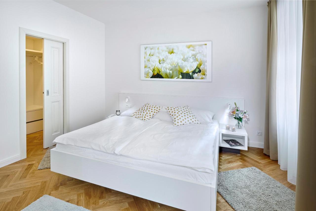 Downtown Suites Mala Strana Praha Bagian luar foto